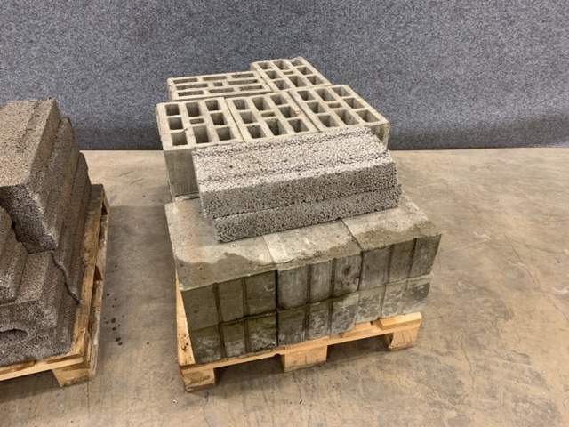1283300-2 2 pallets Light clinker blocks/retaining stones, Leca