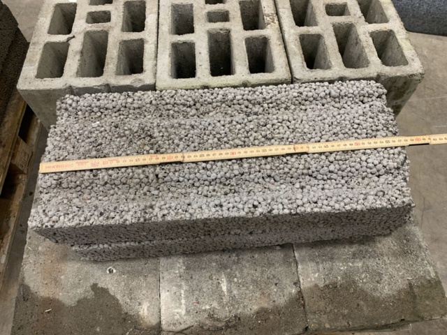 1283300-3 2 pallets Light clinker blocks/retaining stones, Leca