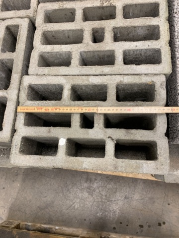 1283300-8 2 pallets Light clinker blocks/retaining stones, Leca