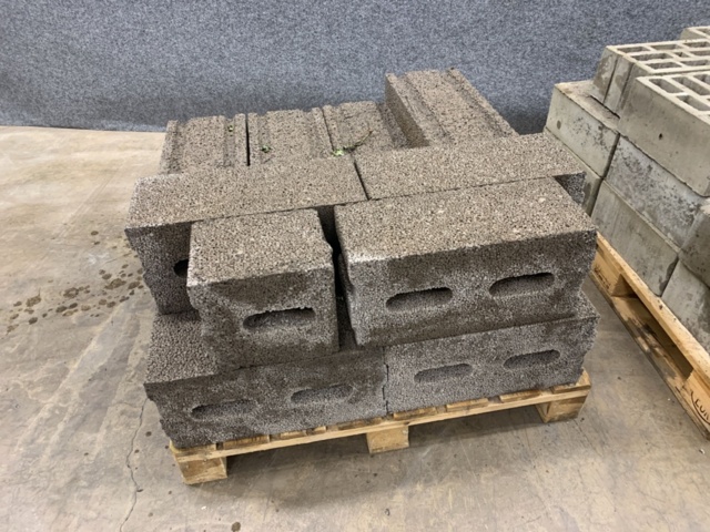 1283300-12 2 pallets Light clinker blocks/retaining stones, Leca