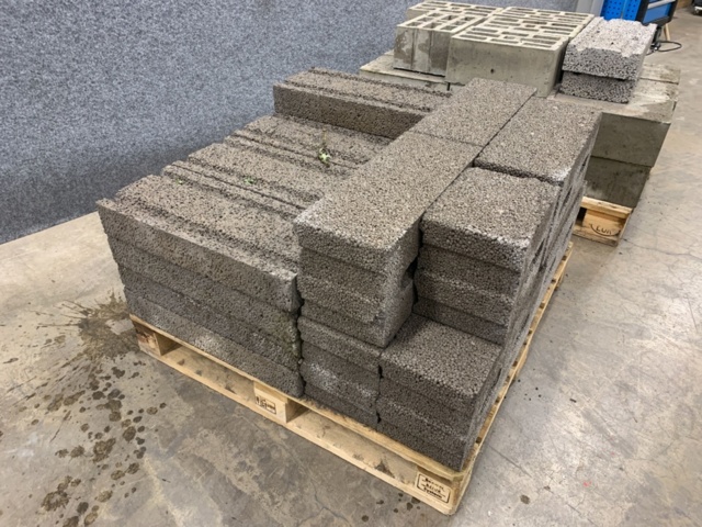 1283300-13 2 pallets Light clinker blocks/retaining stones, Leca