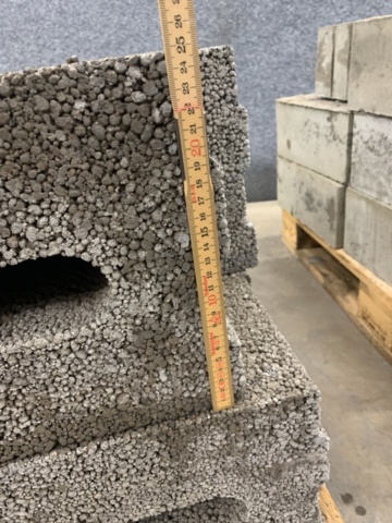 1283300-18 2 pallets Light clinker blocks/retaining stones, Leca