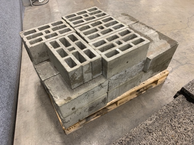 1283300-19 2 pallets Light clinker blocks/retaining stones, Leca