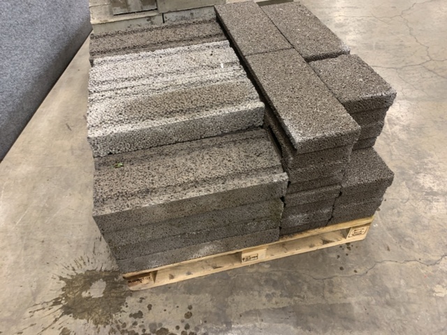 1283300-20 2 pallets Light clinker blocks/retaining stones, Leca