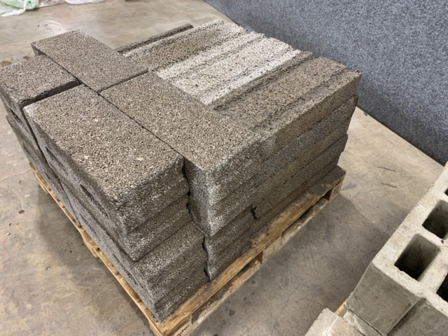 1283300-21 2 pallets Light clinker blocks/retaining stones, Leca