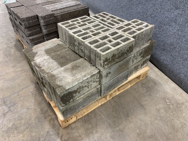 1283300-22 2 pallets Light clinker blocks/retaining stones, Leca