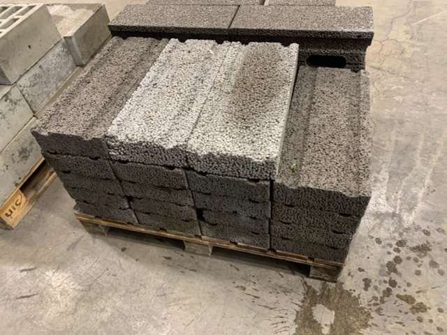 1283300-23 2 pallets Light clinker blocks/retaining stones, Leca