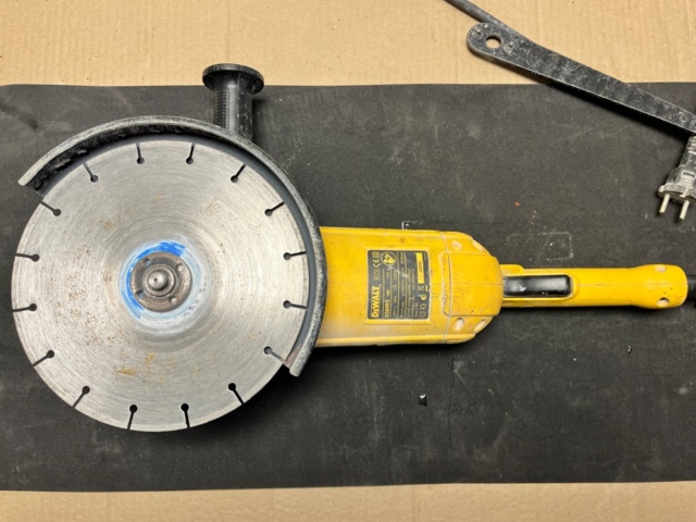 1285749-4 Angle grinder, DeWalt D28492 - QS