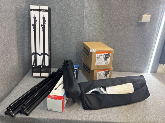 1240590-1 Fotopaket med 4 ljusstativ, 2 kamerastativ, 2 videolampor och 2 softboxar