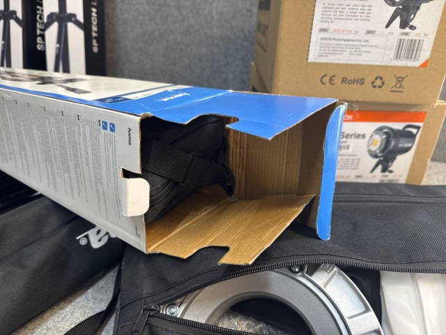 1240590-8 Fotopaket med 4 ljusstativ, 2 kamerastativ, 2 videolampor och 2 softboxar