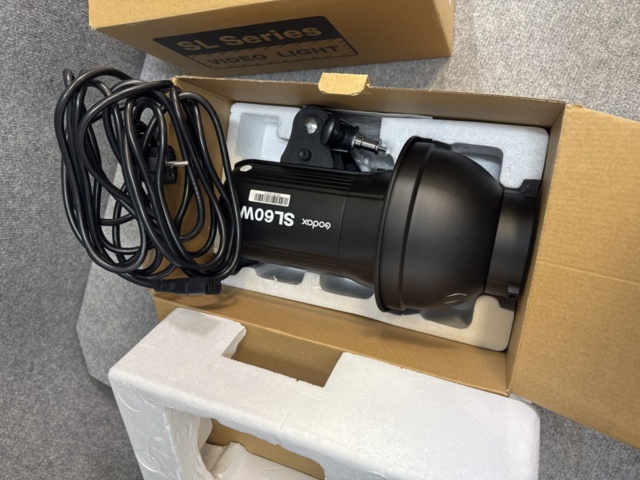 1240590-11 Fotopaket med 4 ljusstativ, 2 kamerastativ, 2 videolampor och 2 softboxar