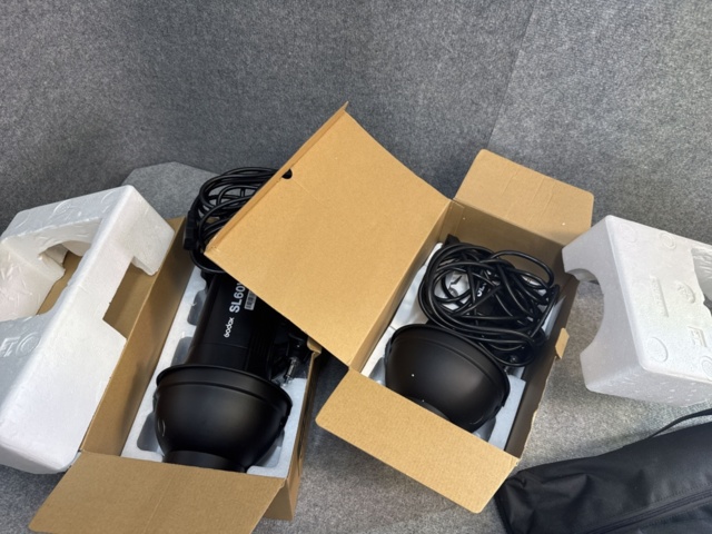 1240590-12 Fotopaket med 4 ljusstativ, 2 kamerastativ, 2 videolampor och 2 softboxar