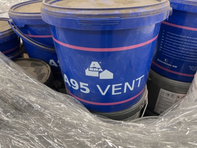 1287919-3 Pallet with paint & oil