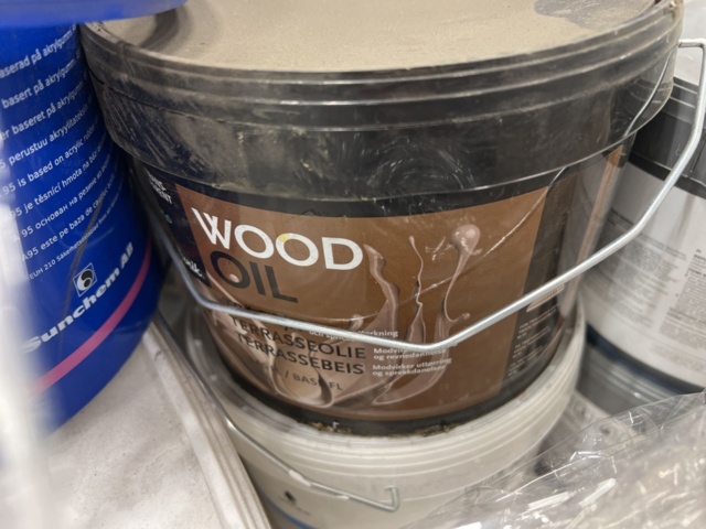 1287919-4 Pallet with paint & oil