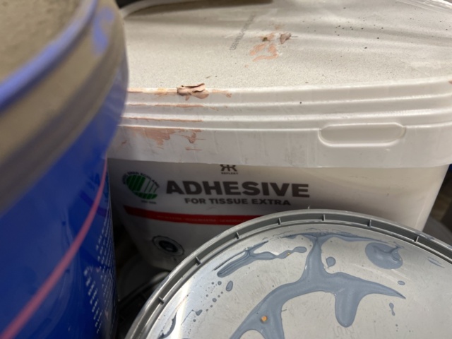 1287919-8 Pallet with paint & oil