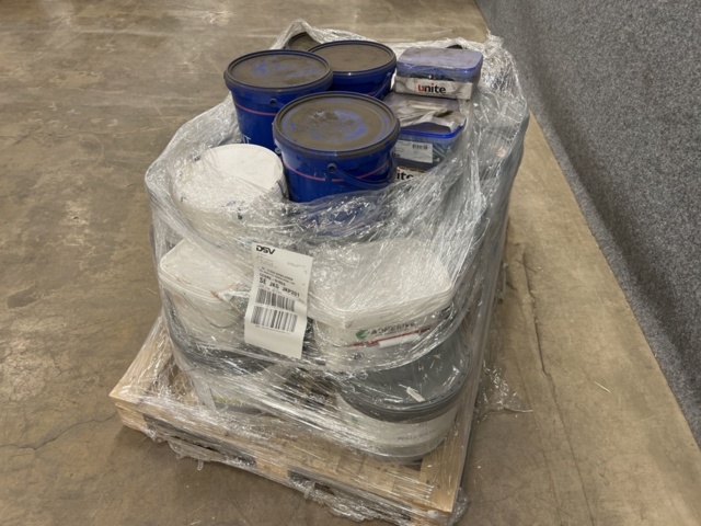 1287919-12 Pallet with paint & oil