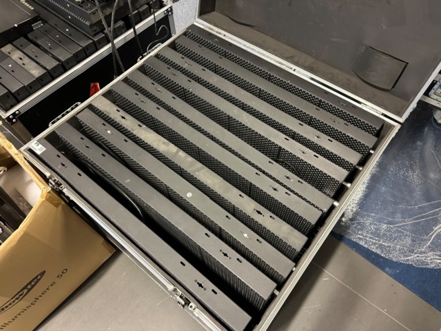 1286867-3 12 sqm LED screen P12 indoors including broadcast card and scaler