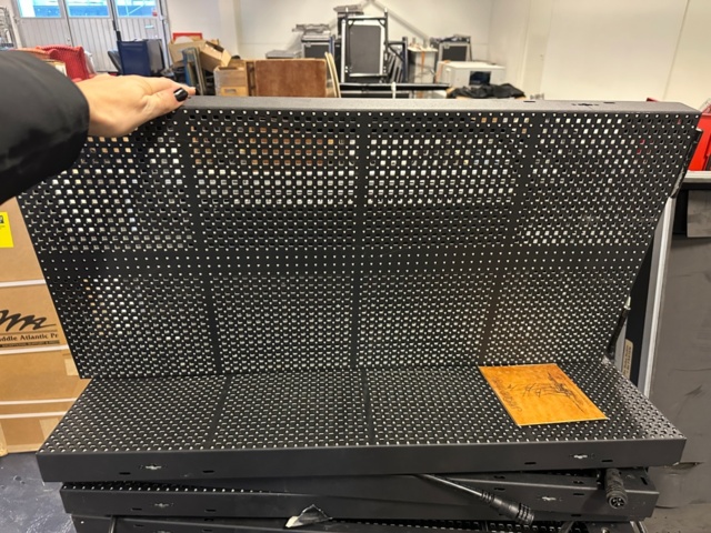 1286867-10 12 sqm LED screen P12 indoors including broadcast card and scaler