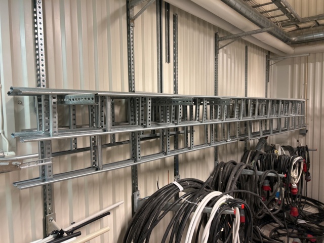 Cable ladders, electric cable, pipes and wall racks - PS Auction - We ...