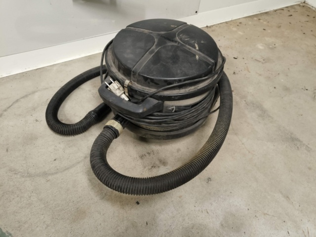 1267441-3 Shelf, workbench and vacuum cleaner