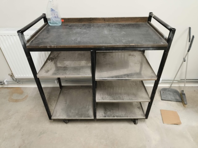 1267441-4 Shelf, workbench and vacuum cleaner