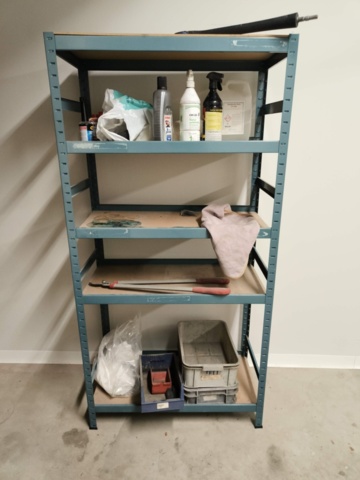 1267441-5 Shelf, workbench and vacuum cleaner