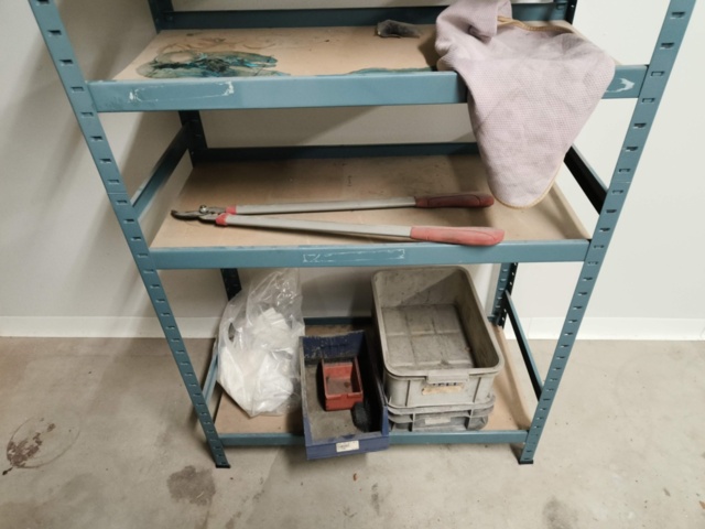 1267441-6 Shelf, workbench and vacuum cleaner