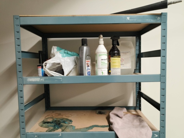 1267441-7 Shelf, workbench and vacuum cleaner