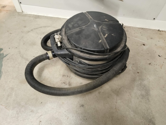 1267441-8 Shelf, workbench and vacuum cleaner