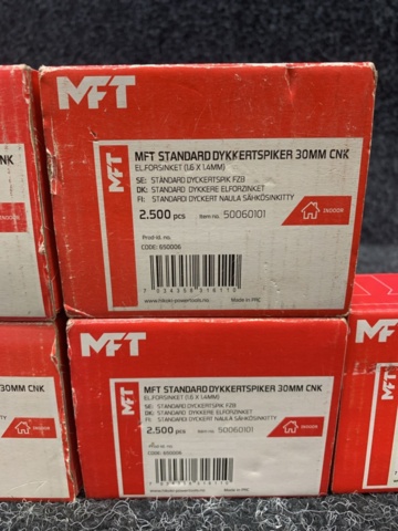 1299117-4 About 14,000 diving spikes & comb, MFT