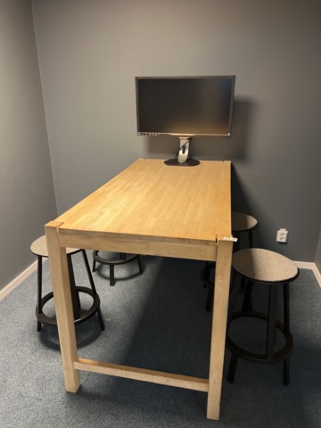 1278070-1 Conference room - monitor, table, stools