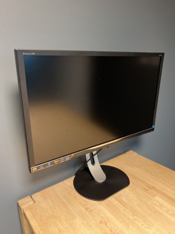 1278070-3 Conference room - monitor, table, stools