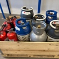 1225363-1 Samling med gasoltuber och brandsläckare