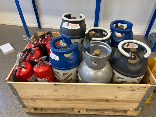 1225363-1 Samling med gasoltuber och brandsläckare