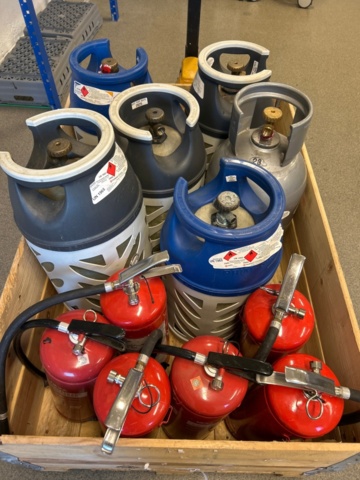 1225363-2 Samling med gasoltuber och brandsläckare