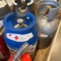 1225363-3 Samling med gasoltuber och brandsläckare