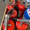1225363-5 Samling med gasoltuber och brandsläckare