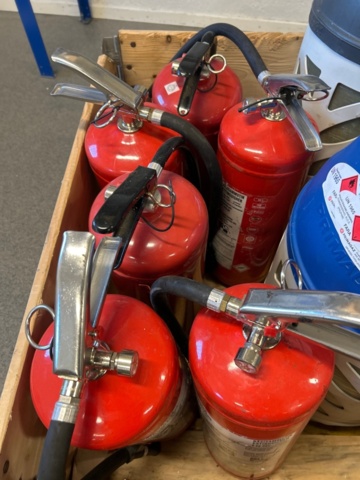 1225363-5 Samling med gasoltuber och brandsläckare