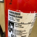 1225363-6 Samling med gasoltuber och brandsläckare