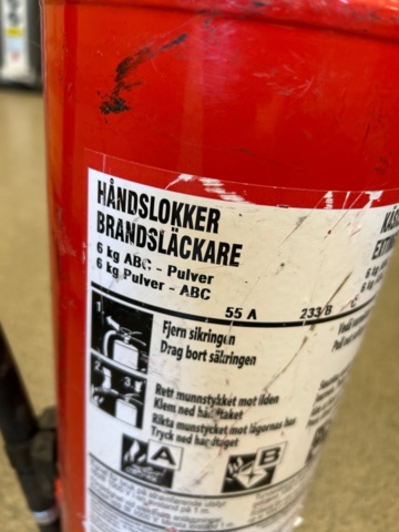 1225363-6 Samling med gasoltuber och brandsläckare