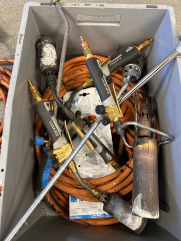 1225363-9 Samling med gasoltuber och brandsläckare