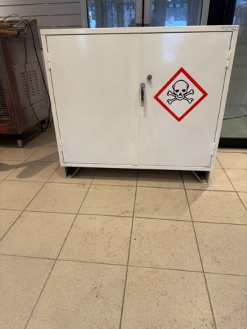 1176214-1 Brandisolerat kemikalieskåp. OBS! Ej innehållet