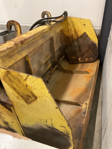 1197995-6 Sand bucket with large BM attachment