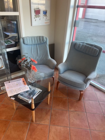 1278105-1 Samling med diverse möbler, inredning och köksgeråd