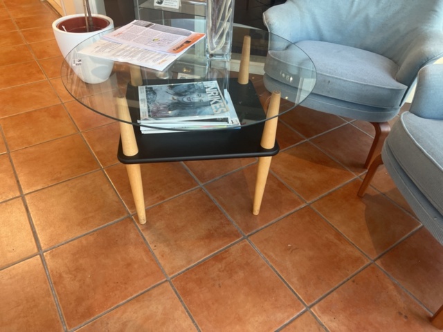 1278105-3 Samling med diverse möbler, inredning och köksgeråd