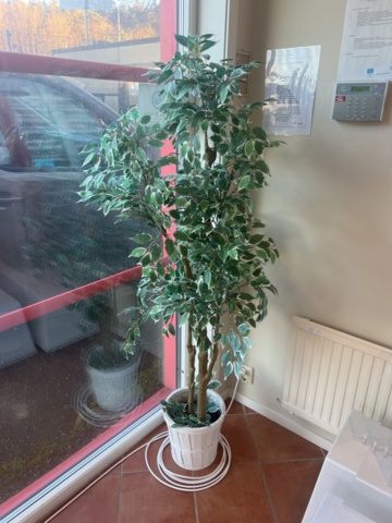 1278105-4 Samling med diverse möbler, inredning och köksgeråd