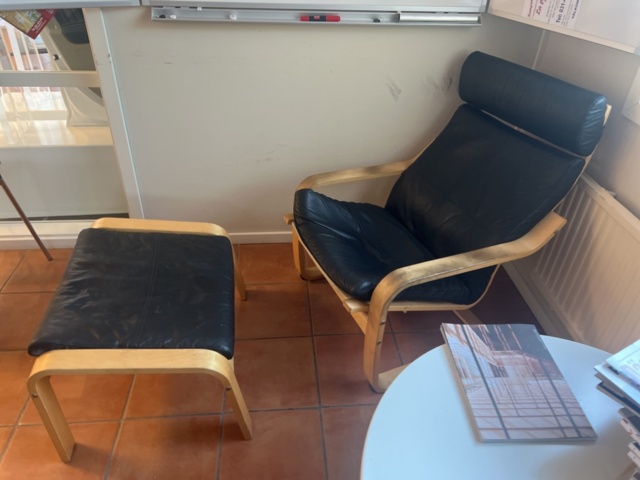 1278105-10 Samling med diverse möbler, inredning och köksgeråd