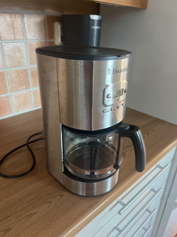 1278105-17 Samling med diverse möbler, inredning och köksgeråd