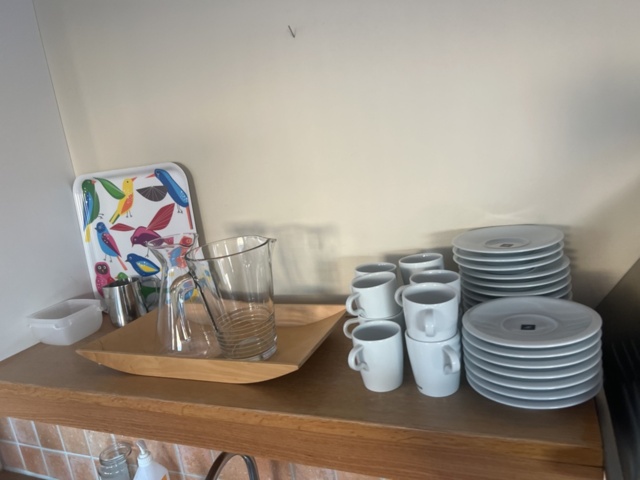 1278105-20 Samling med diverse möbler, inredning och köksgeråd