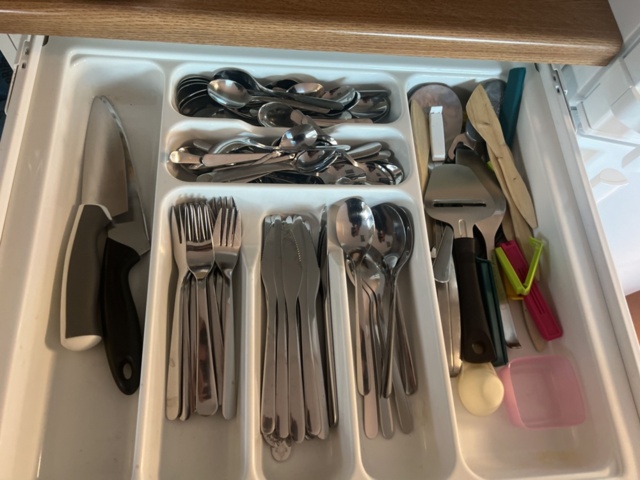 1278105-22 Samling med diverse möbler, inredning och köksgeråd